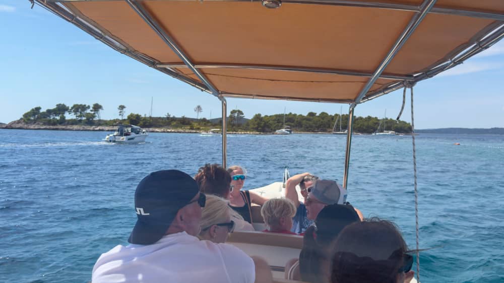 Ολοήμερη εκδρομή με σκάφος στη Γαλάζια Λιμνοθάλασσα και την ιδιωτική εκδρομή με σκάφος στη Σόλτα