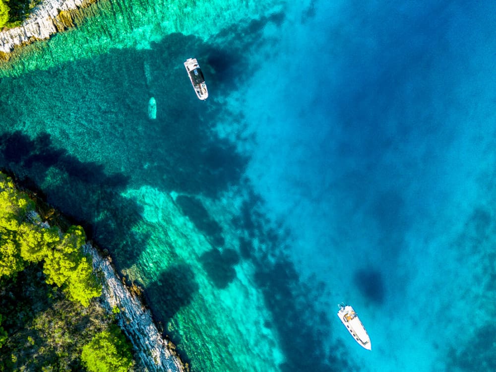 Passeio de barco privado de dia inteiro nas ilhas Hvar e Pakleni