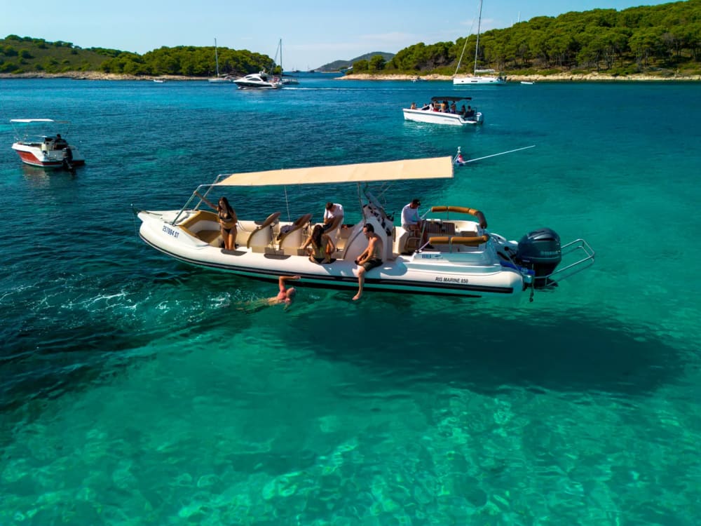 Passeio de barco privado de dia inteiro nas ilhas Hvar e Pakleni