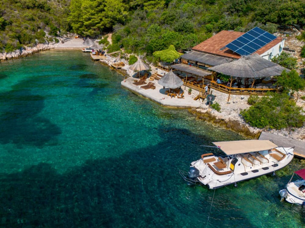 Passeio de barco privado de dia inteiro nas ilhas Hvar e Pakleni