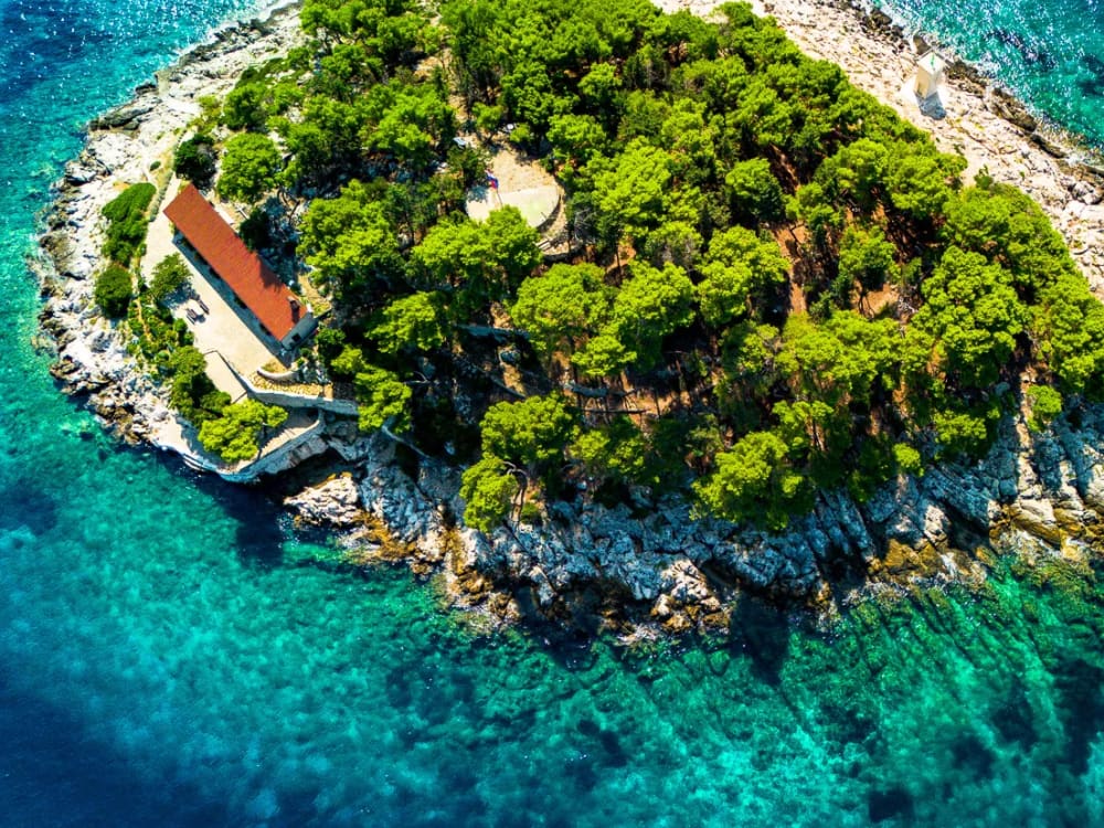 Passeio de barco privado de dia inteiro nas ilhas Hvar e Pakleni