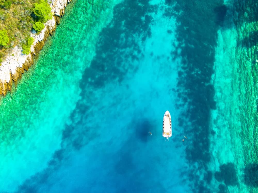 Passeio de barco privado de dia inteiro nas ilhas Hvar e Pakleni