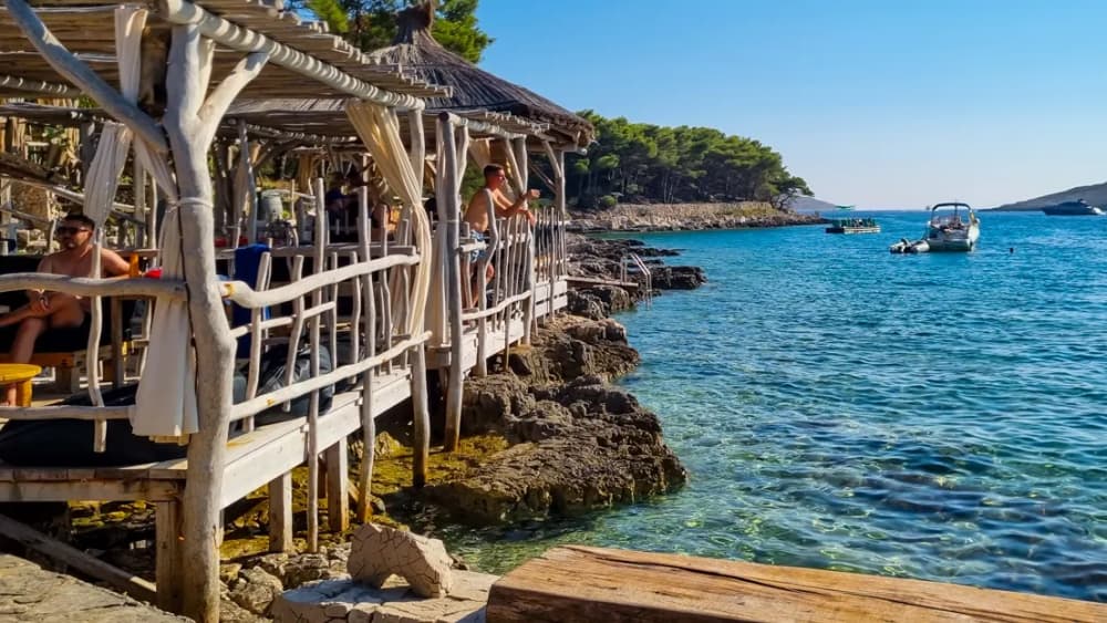 Passeio de barco privado de dia inteiro nas ilhas Hvar e Pakleni