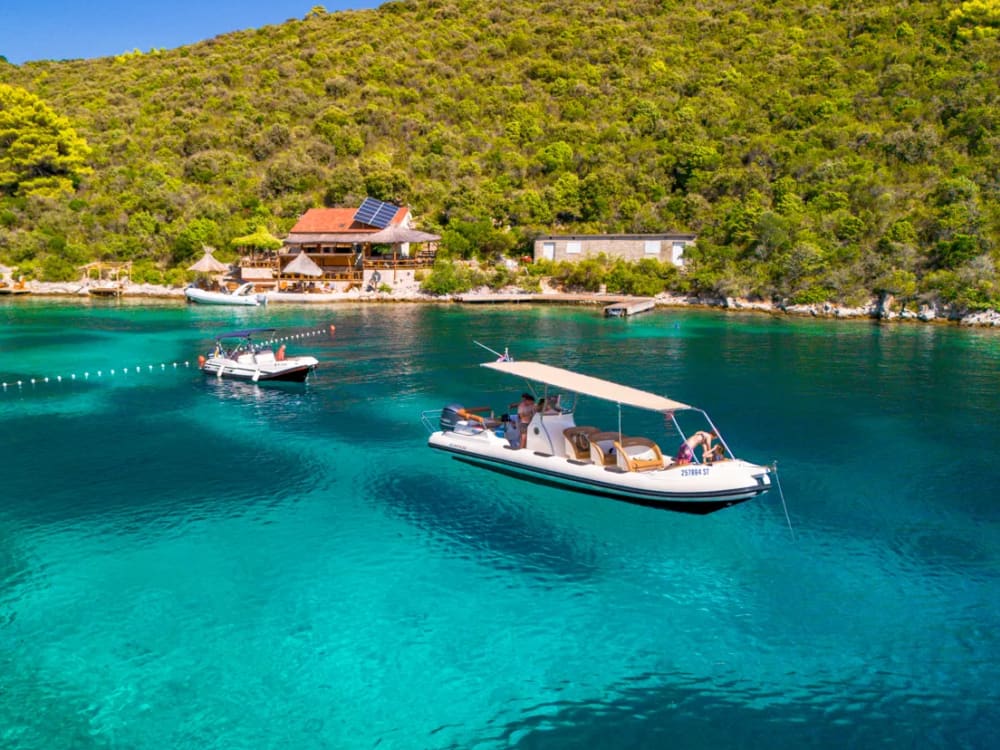 Passeio de barco privado de dia inteiro nas ilhas Hvar e Pakleni