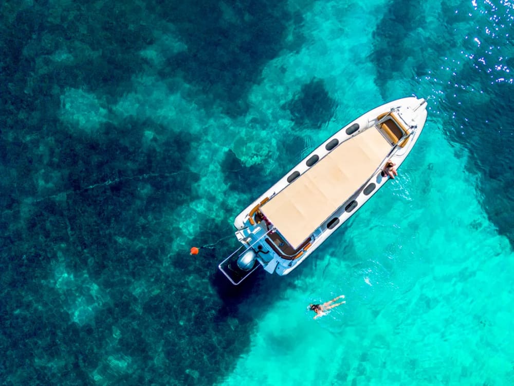 Passeio de barco privado de dia inteiro nas ilhas Hvar e Pakleni