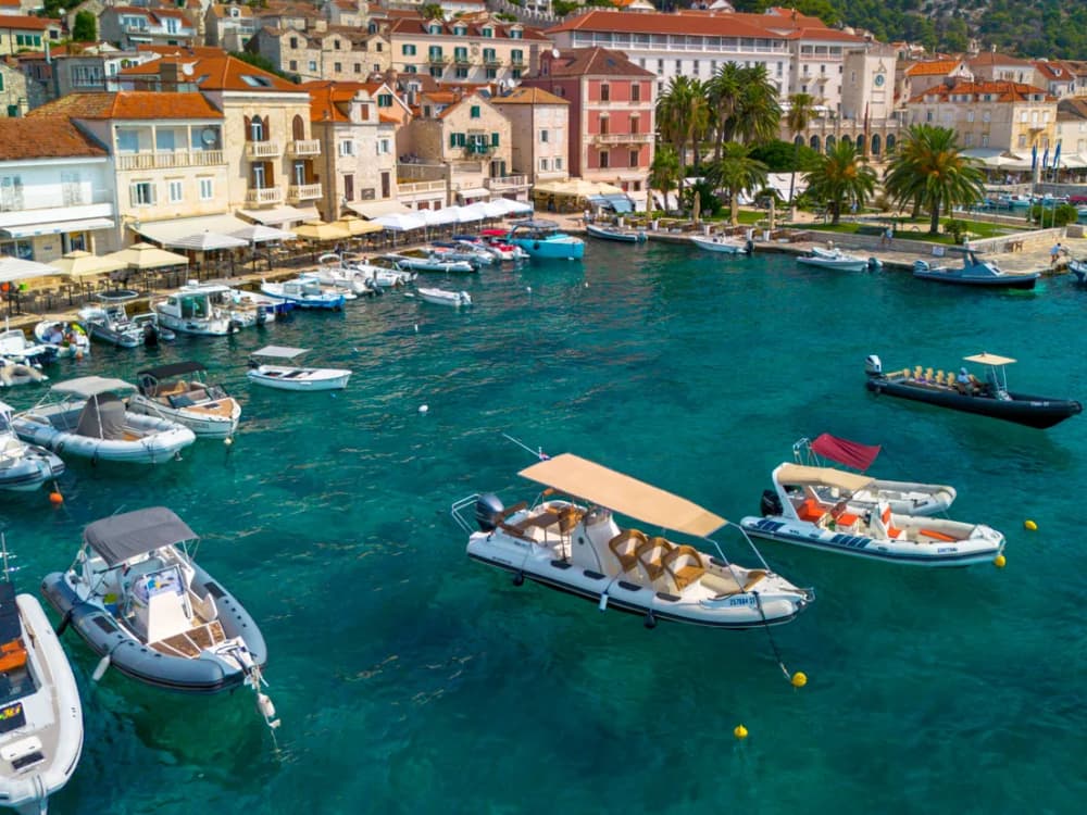 Passeio de barco privado de dia inteiro nas ilhas Hvar e Pakleni