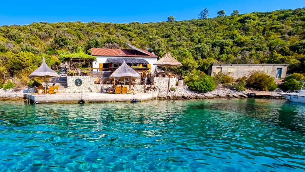 Passeio de barco privado de dia inteiro nas ilhas Hvar e Pakleni