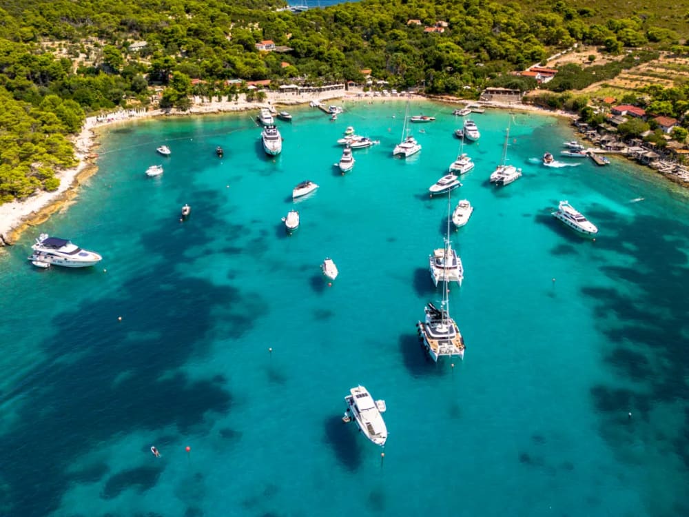 Passeio de barco privado de dia inteiro nas ilhas Hvar e Pakleni