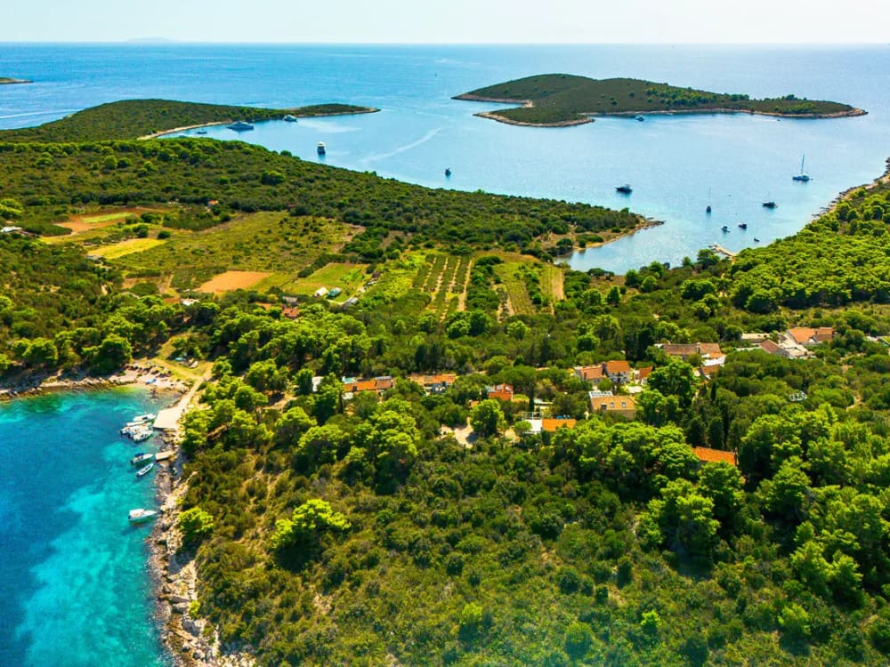 Passeio de barco privado de dia inteiro nas ilhas Hvar e Pakleni