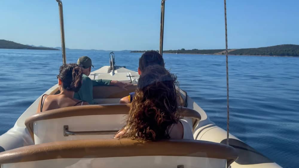 Passeio de barco privado de dia inteiro nas ilhas Hvar e Pakleni