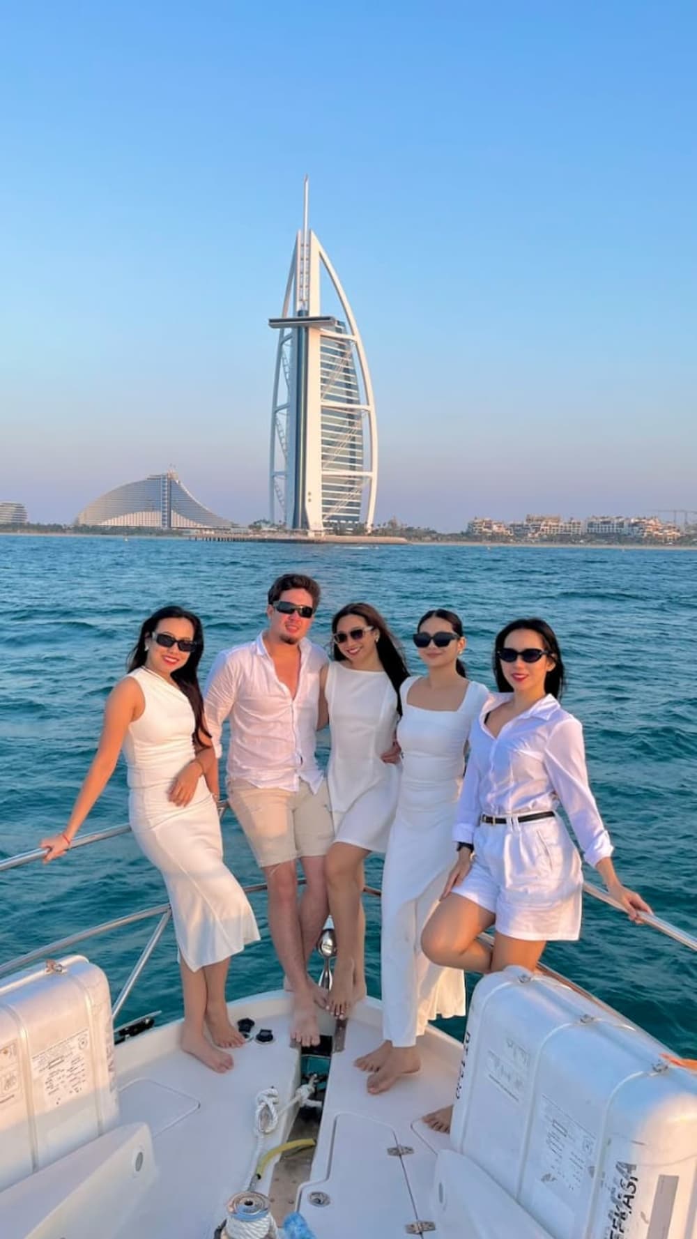 4-hr Luxury Yacht Tour around Dubai