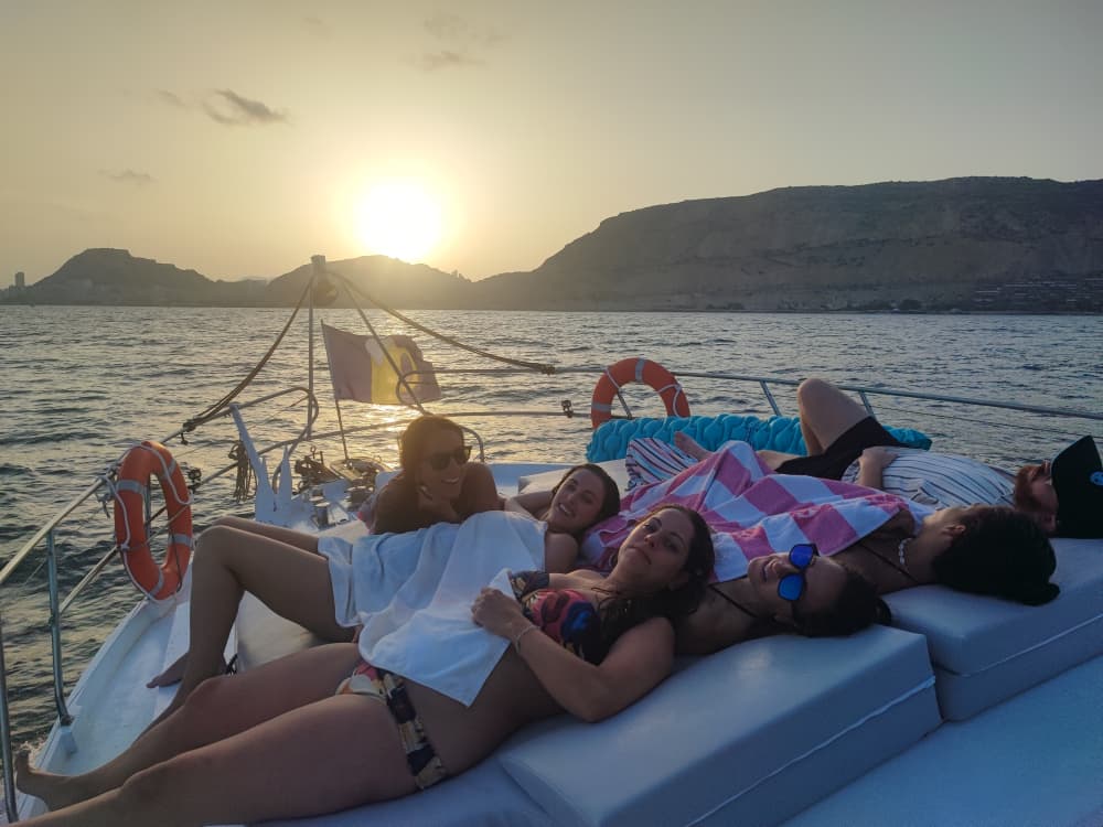 Sorrindo (4h). Passeio pela Baía de Alicante – Relaxamento e natureza