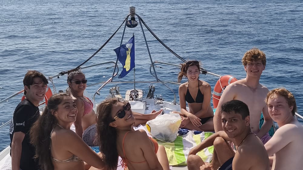 Sorrindo (8h). Dia inteiro na Baía de Alicante – Mar, enseadas e relaxamento total.