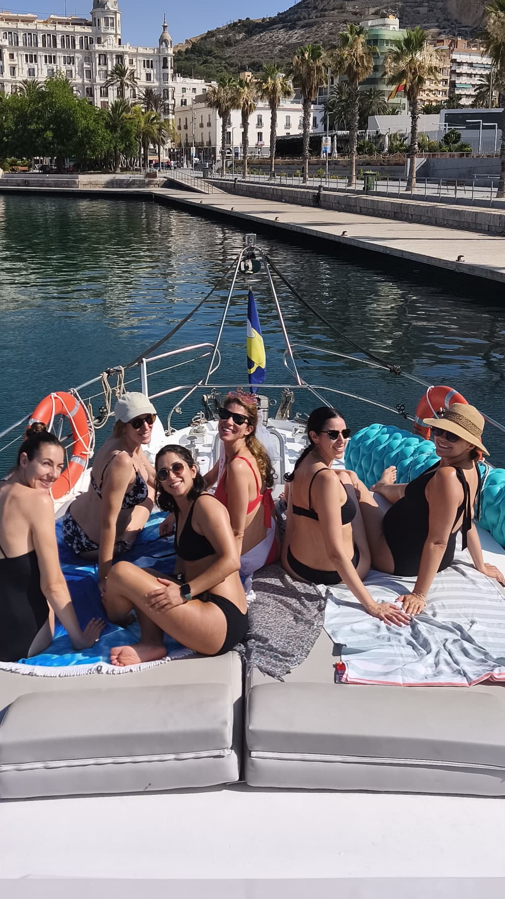 Sorrindo (8h). Dia inteiro na Baía de Alicante – Mar, enseadas e relaxamento total.