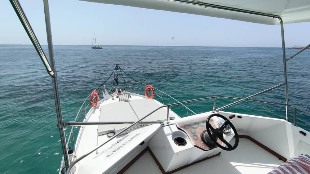 Sorrindo (8h). Dia inteiro na Baía de Alicante – Mar, enseadas e relaxamento total.