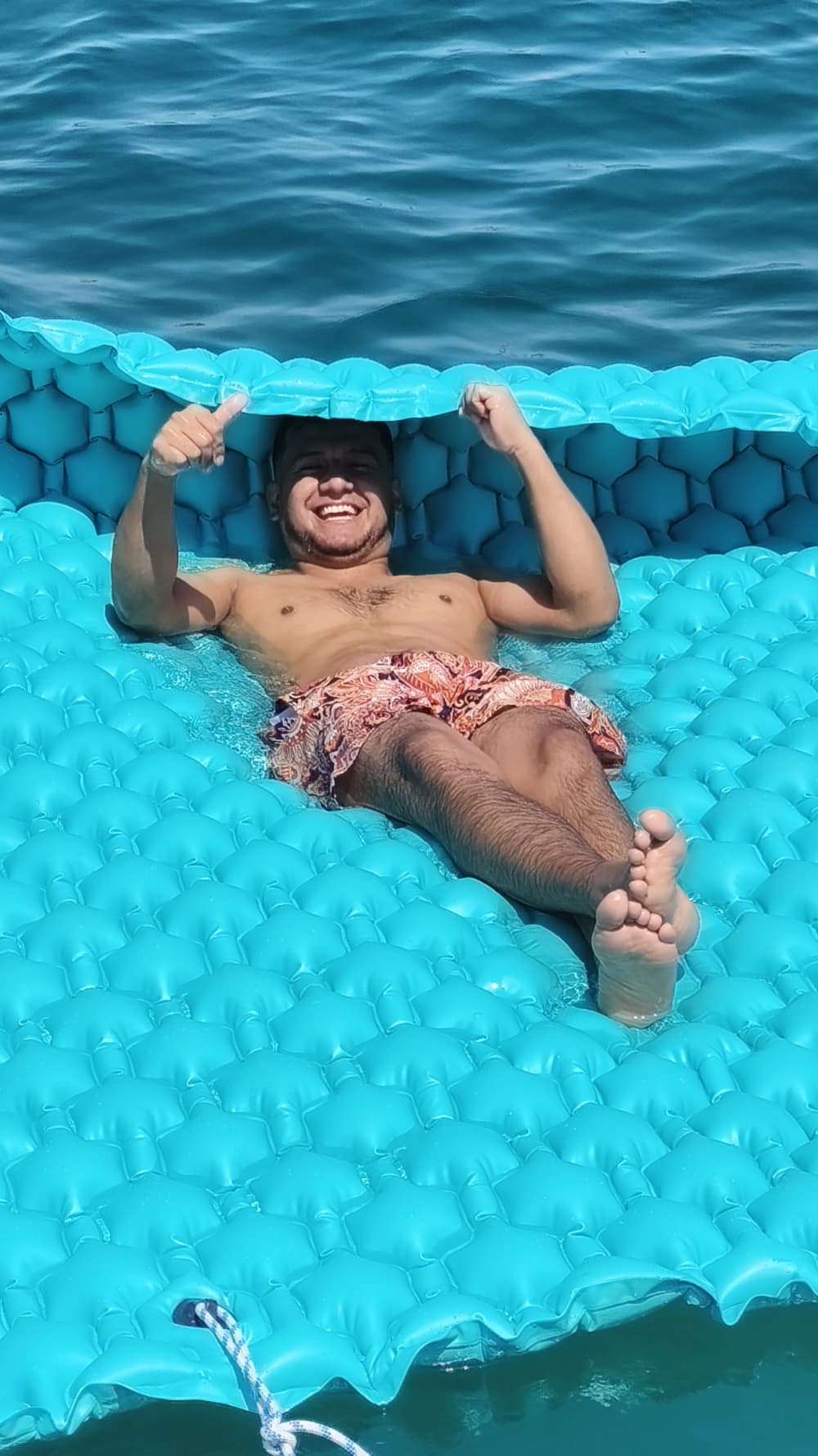 Sorrindo (8h). Dia inteiro na Baía de Alicante – Mar, enseadas e relaxamento total.