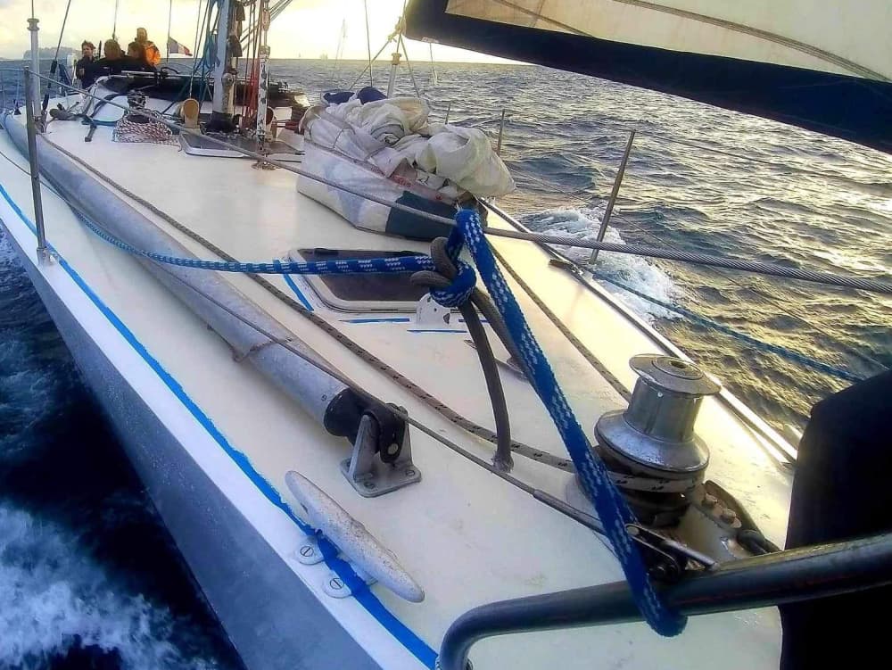 Experiencia de navegación de día completo en Hyères.