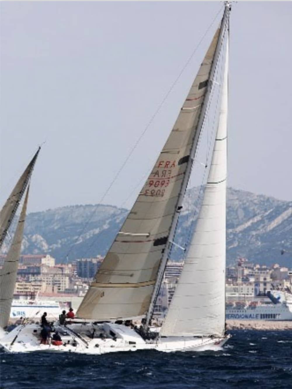 Experiencia de navegación de día completo en Hyères.