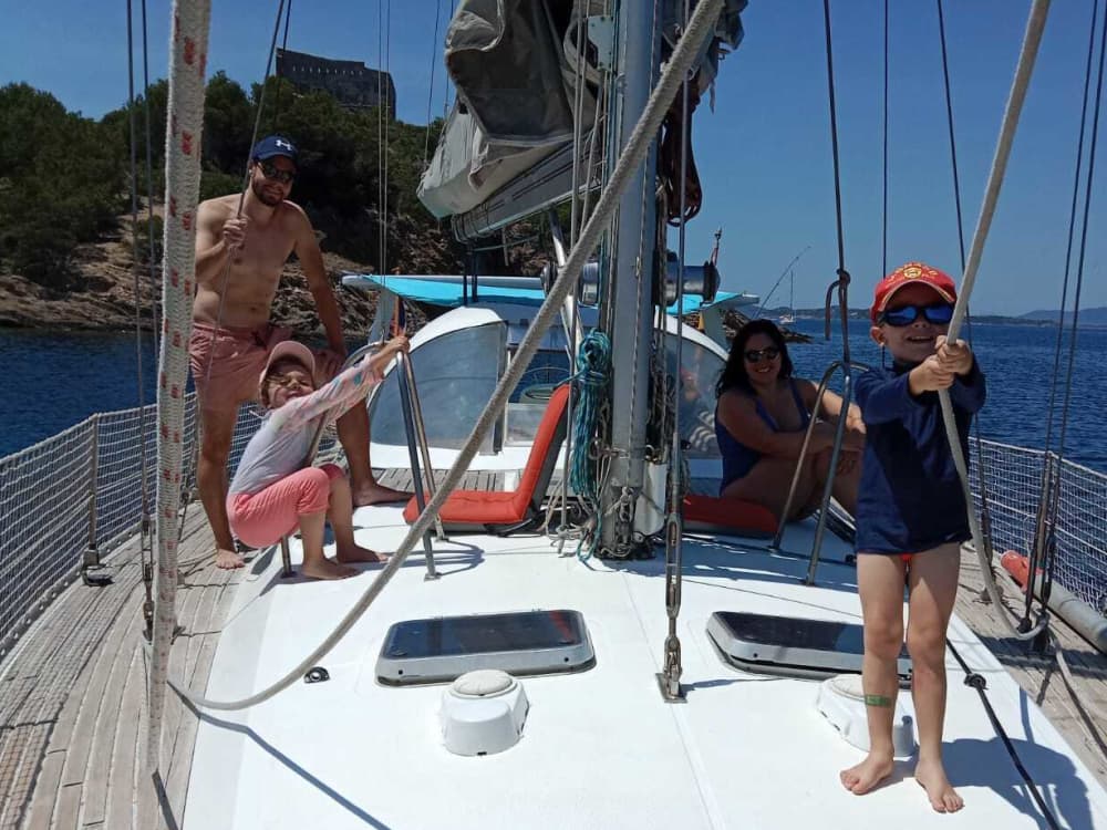 Lo mejor de Hyères está en el agua: Disfrute de un día completo en velero en privado.