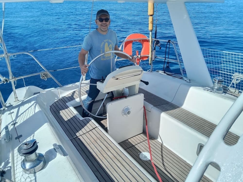Lo mejor de Hyères está en el agua: Disfrute de un día completo en velero en privado.
