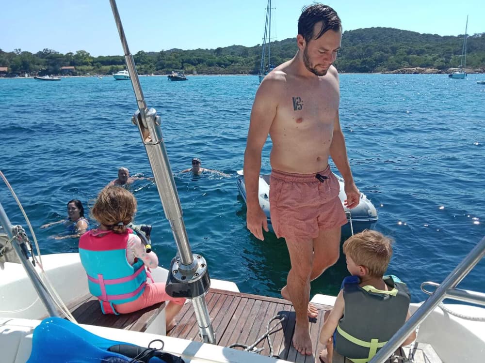 Lo mejor de Hyères está en el agua: Disfrute de un día completo en velero en privado.