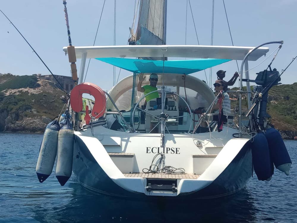 Lo mejor de Hyères está en el agua: Disfrute de un día completo en velero en privado.