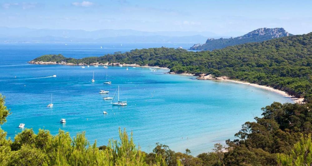Lo mejor de Hyères está en el agua: Disfrute de un día completo en velero en privado.