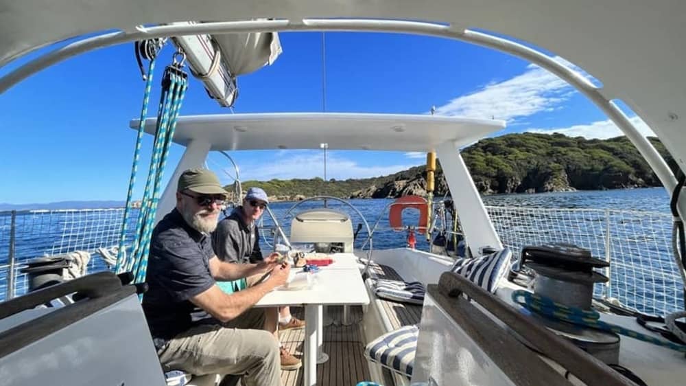 Lo mejor de Hyères está en el agua: Disfrute de un día completo en velero en privado.