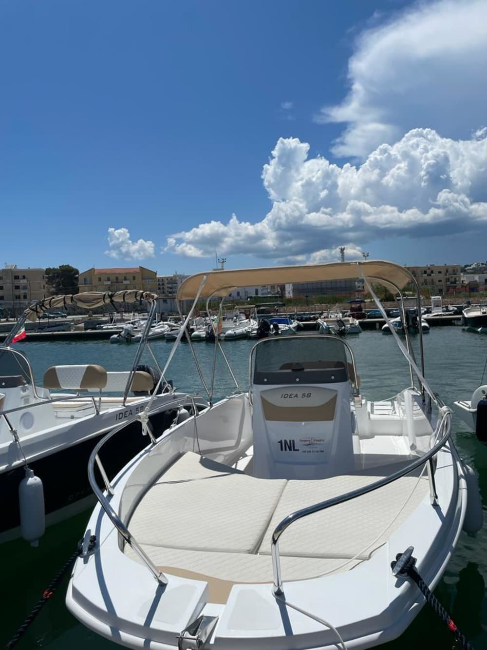 Scopri le coste di Vieste: un'escursione di un'intera giornata a bordo di un motoscafo.