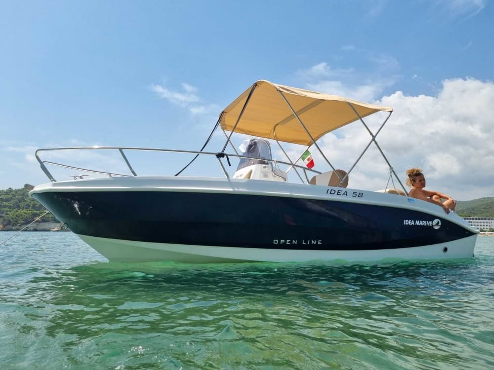 Scopri le coste di Vieste: un'escursione di un'intera giornata a bordo di un motoscafo.