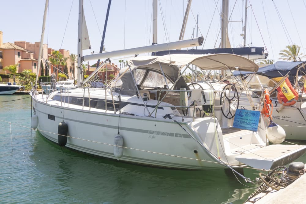 Descubra Sotogrande num veleiro durante um dia inteiro.