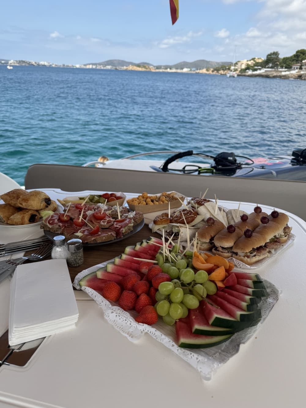 All-day coastal enjoyment – 8 hours of crystal-clear water and luxurious relaxation - PREMIUM ALL-IN