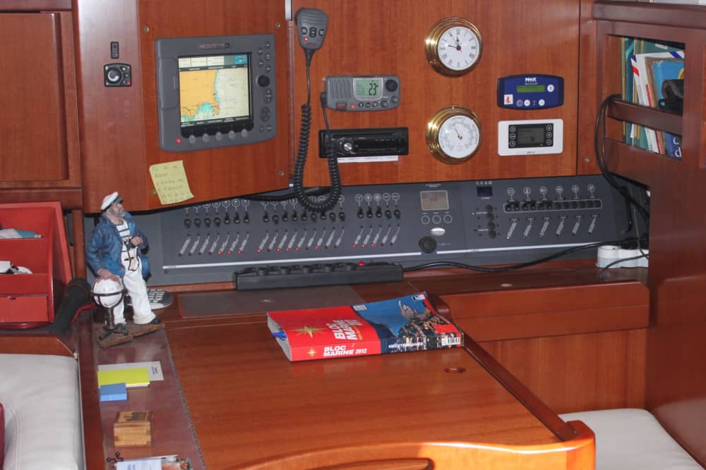 Um dia inteiro de magia em Port Grimaud a bordo de um veleiro.