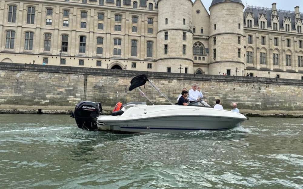 Privat kryssning på Seine: mellan fart, monument och avkoppling