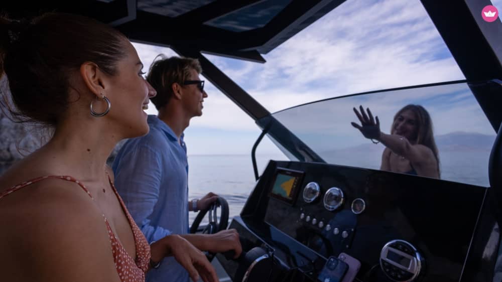 Ciesz się półdniowym rejsem łodzią motorową, aby odkryć Błękitną Lagunę i Zatokę Maslinica, zaczynając w Splicie