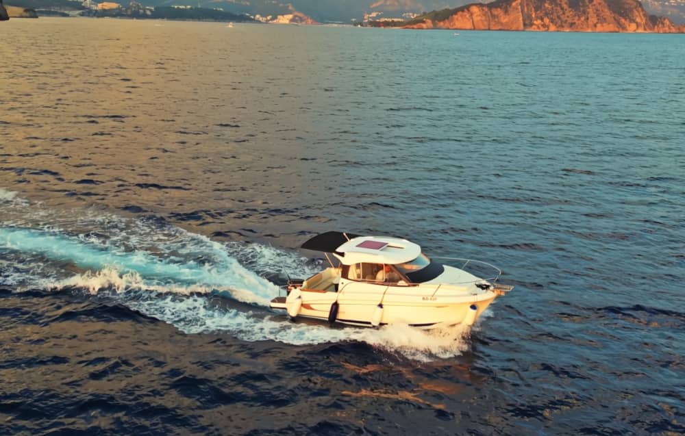 3,5 uur om Budva te verkennen per motorboot.