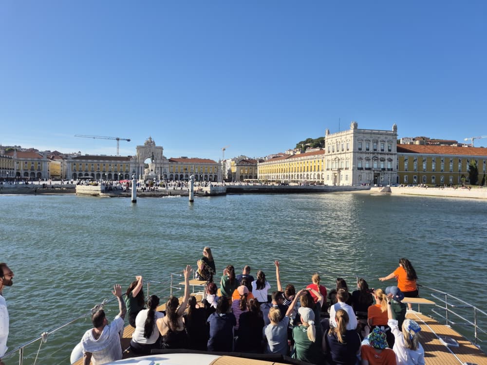 Scopri Lisbona con una crociera di 3 ore su un catamarano a motore