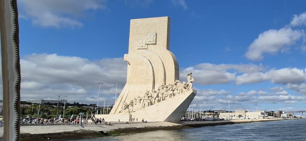 Scopri Lisbona con una crociera di 3 ore su un catamarano a motore