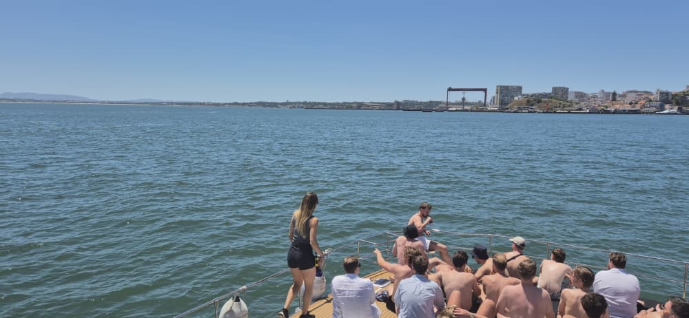 Scopri Lisbona con una crociera di 3 ore su un catamarano a motore