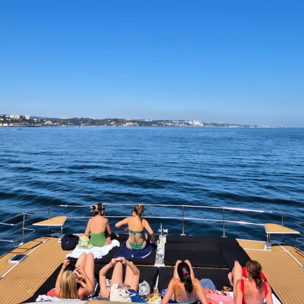 Scopri Lisbona con una crociera di 3 ore su un catamarano a motore