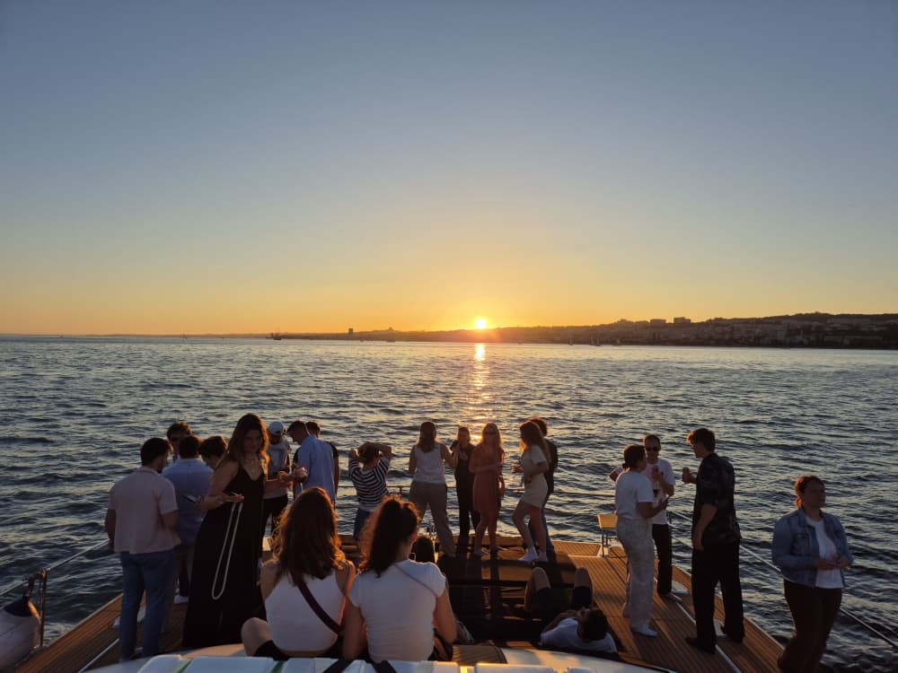 Scopri Lisbona con una crociera di 3 ore su un catamarano a motore