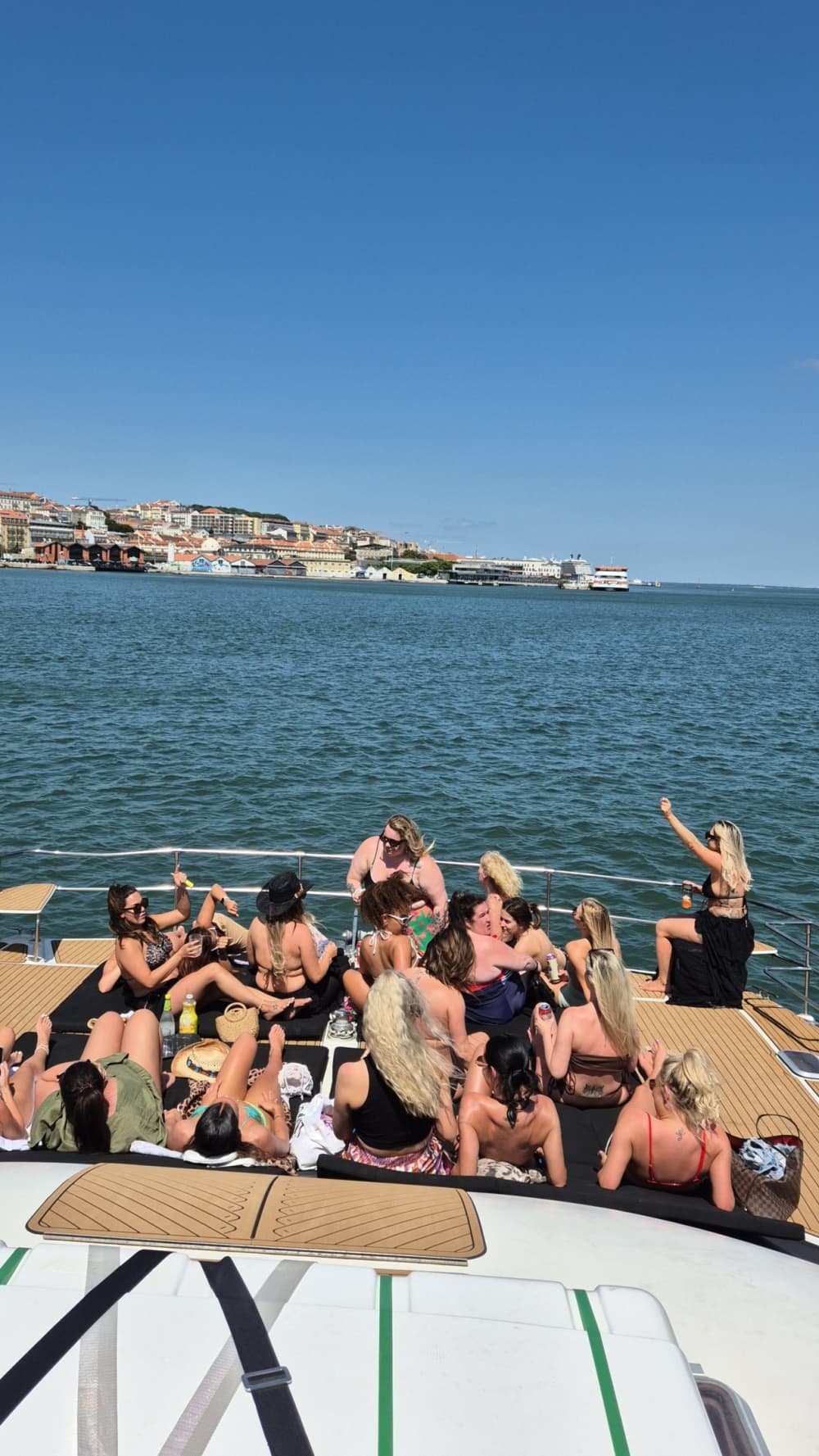 Scopri Lisbona con una crociera di 3 ore su un catamarano a motore