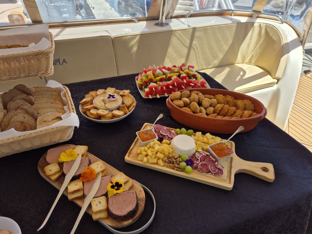 Scopri Lisbona con una crociera di 3 ore su un catamarano a motore