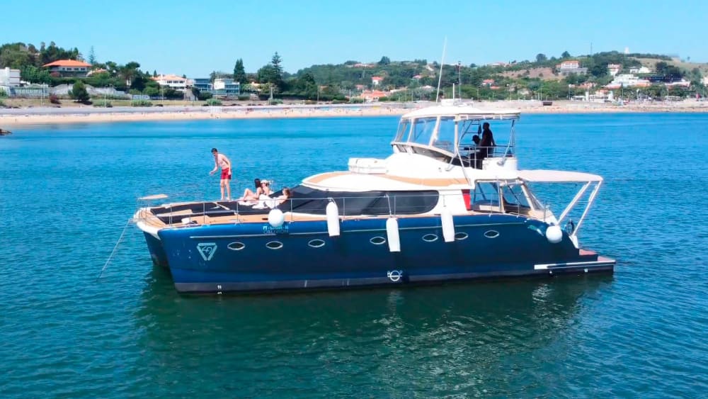 Scopri Lisbona con una crociera di 3 ore su un catamarano a motore