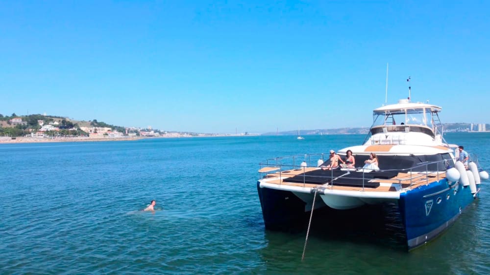 Scopri Lisbona con una crociera di 3 ore su un catamarano a motore