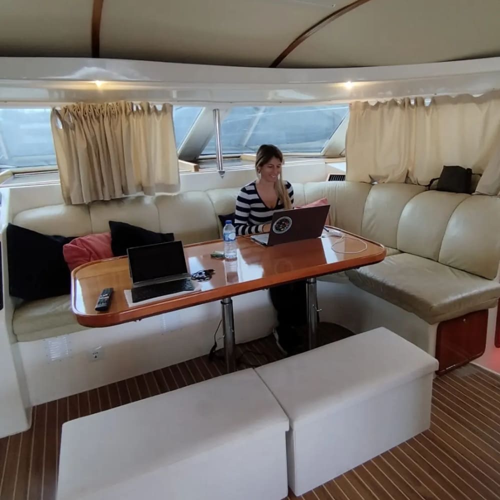 Goditi 2 ore su un catamarano a motore privato a Lisbona