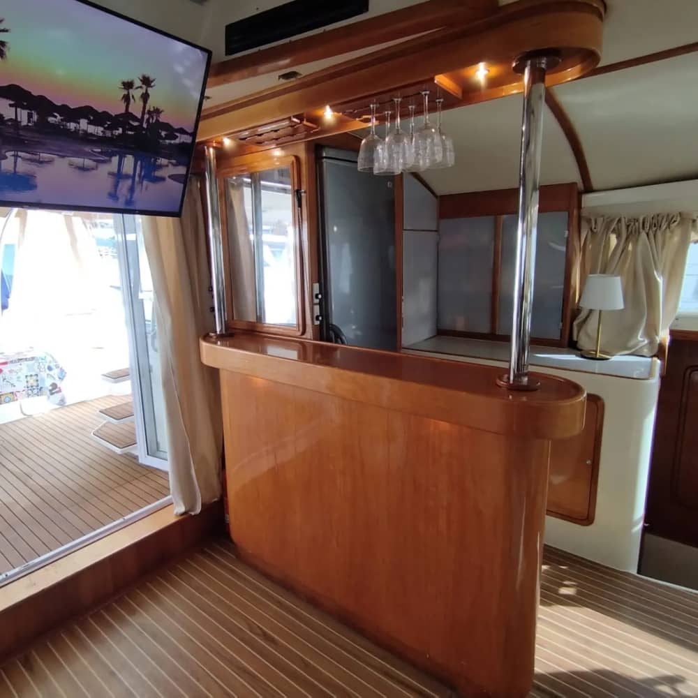 Goditi 2 ore su un catamarano a motore privato a Lisbona