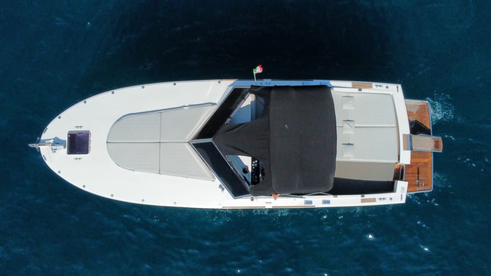 Ontdek Ischia: een volle dag zon op een motorboot