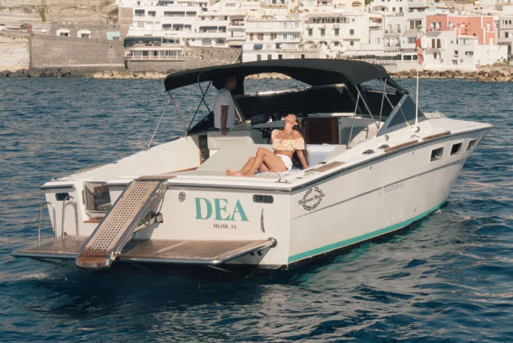 Ontdek Ischia: een volle dag zon op een motorboot