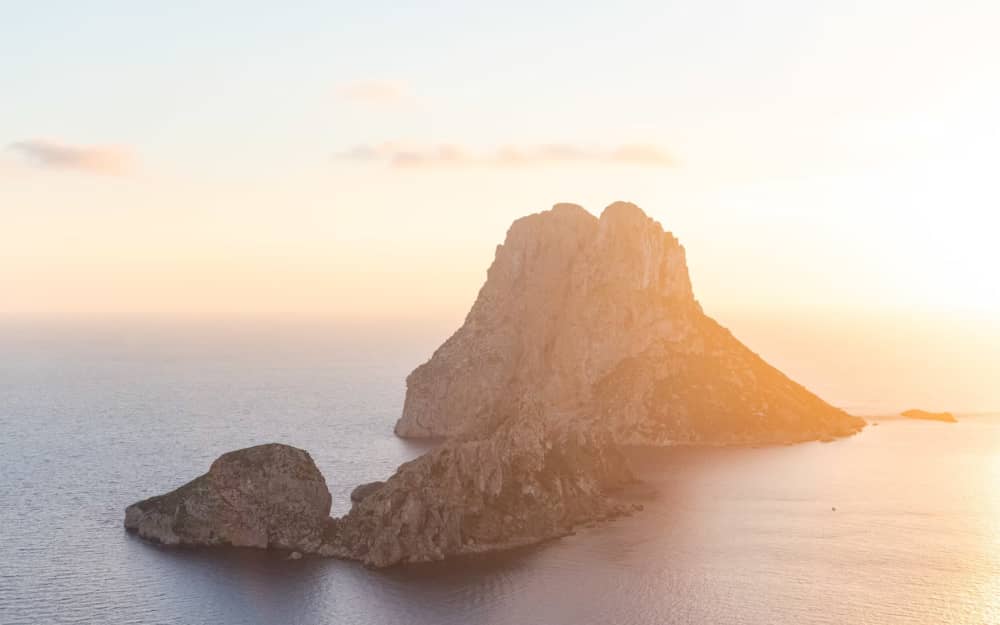 Całodniowe klimaty Cala Jondal – 8 godzin klubów plażowych, słońca i morza